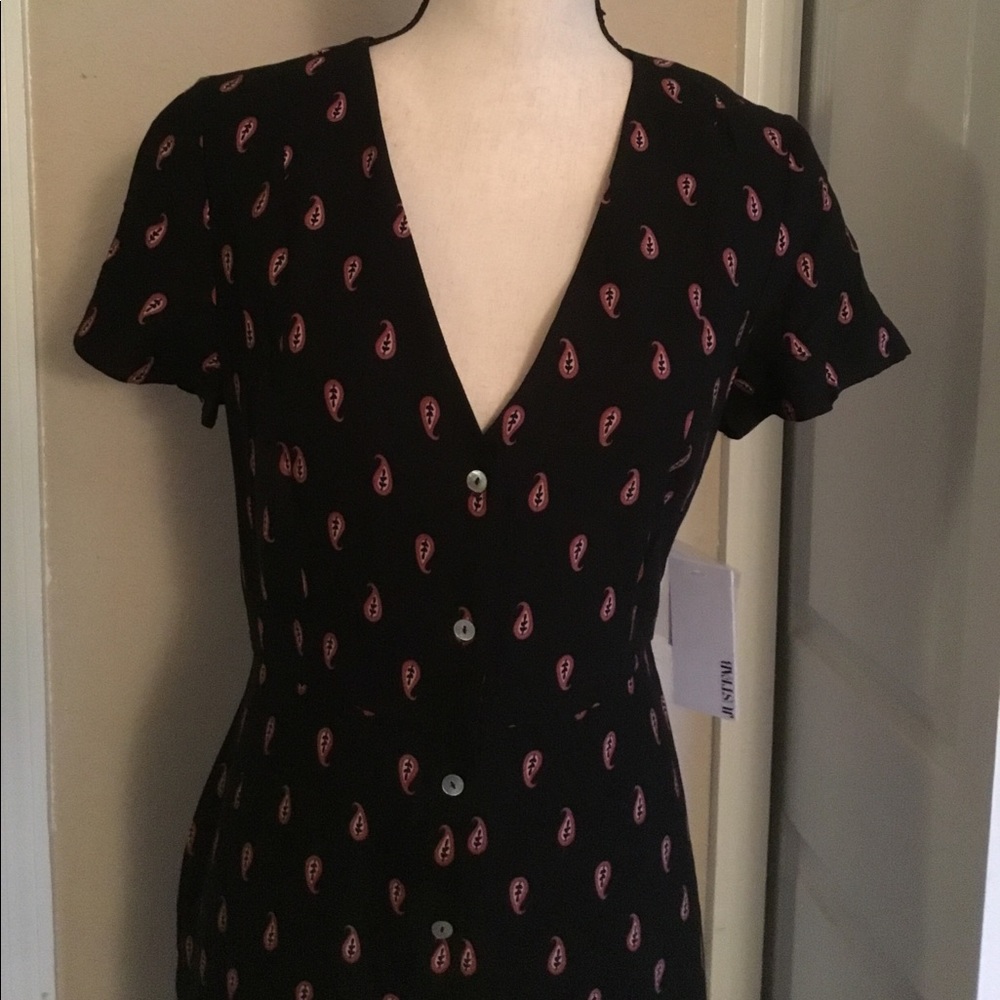 JustFab dress v neck buttons paisley Small